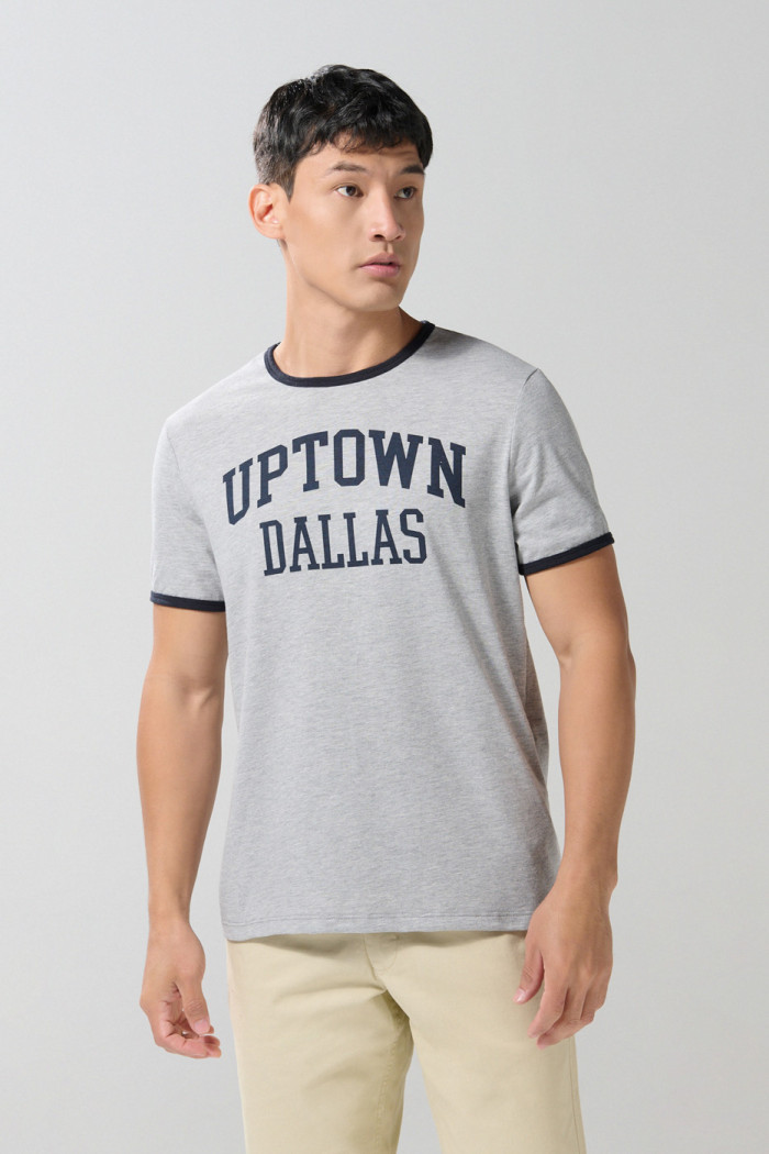 Camiseta college gris manga corta con contrastes