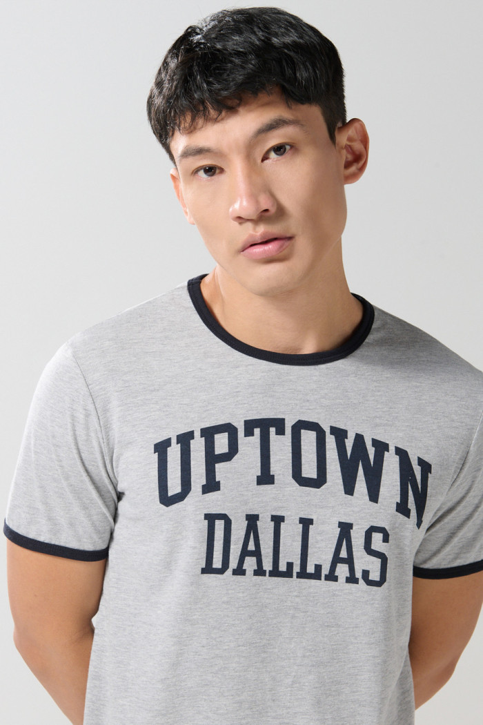 Camiseta college gris manga corta con contrastes