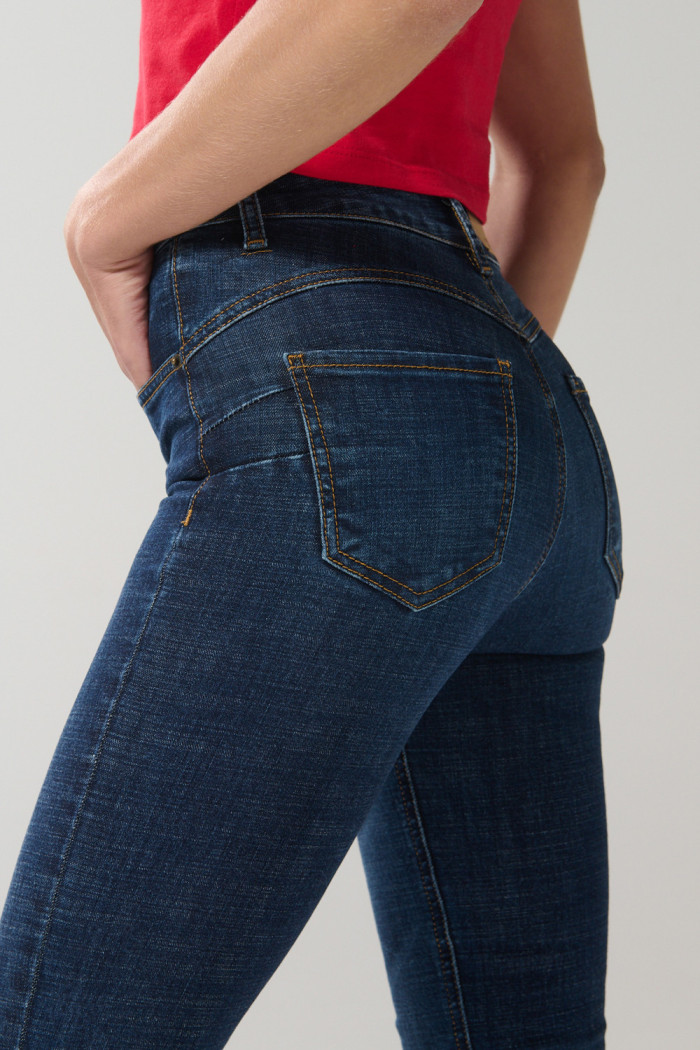 Jean azul oscuro con efecto push up, realce y tiro alto