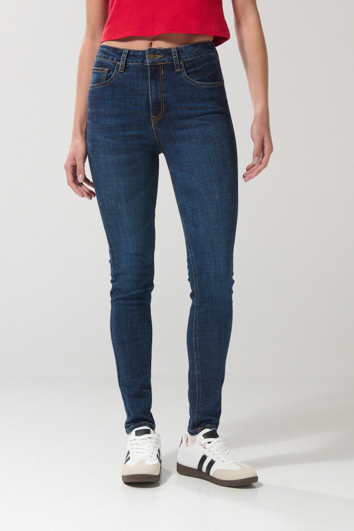 Jean azul oscuro con efecto push up, realce y tiro alto