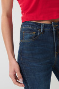 Jean azul oscuro con efecto push up, realce y tiro alto