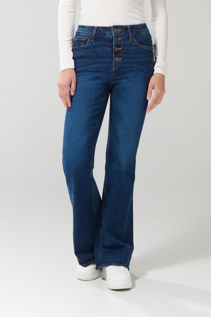 Jean azul oscuro flare con bota ancha, botones y tiro alto