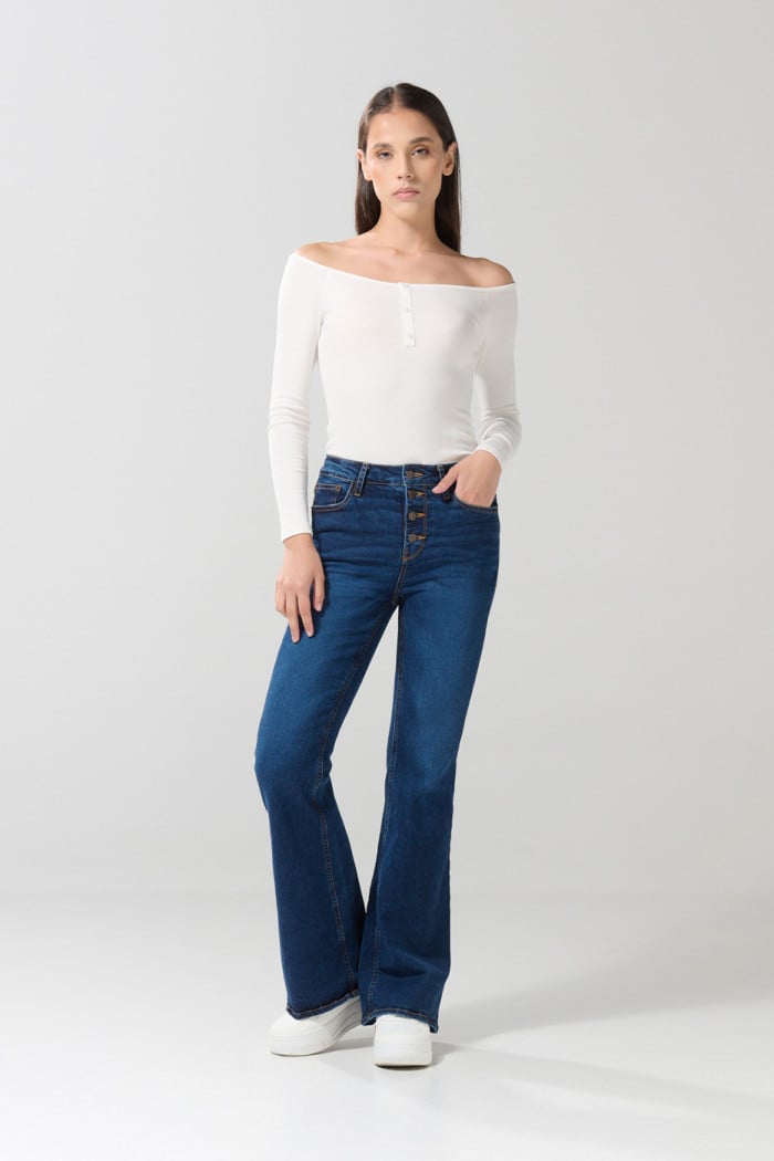 Jean azul oscuro flare con bota ancha, botones y tiro alto