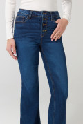 Jean azul oscuro flare con bota ancha, botones y tiro alto