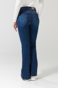 Jean azul oscuro flare con bota ancha, botones y tiro alto