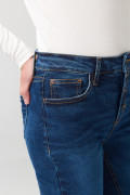 Jean azul oscuro flare con bota ancha, botones y tiro alto