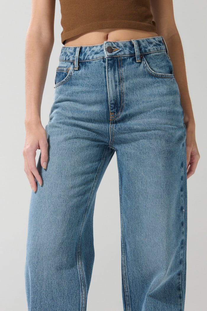 Jean 90´S azul con desgastes, bota recta y tiro alto