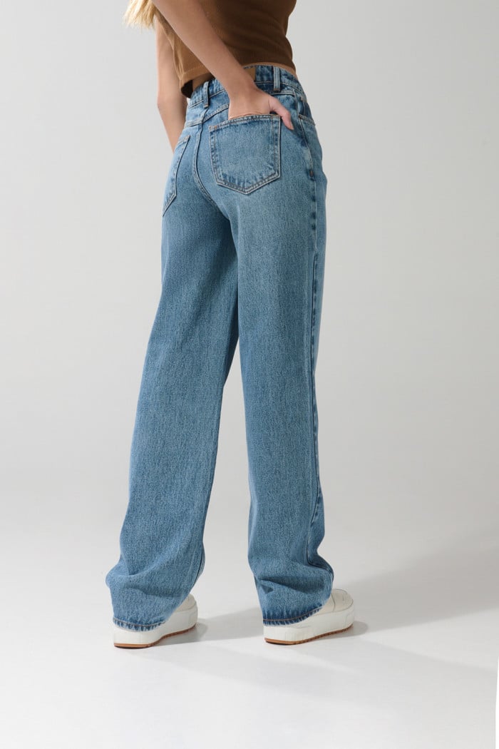 Jean 90´S azul con desgastes, bota recta y tiro alto