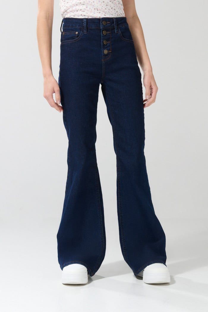 Jean flare azul con botones visibles, tiro alto y bota ancha