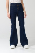 Jean flare azul con botones visibles, tiro alto y bota ancha