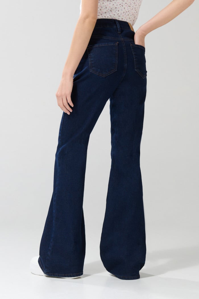 Jean flare azul con botones visibles, tiro alto y bota ancha