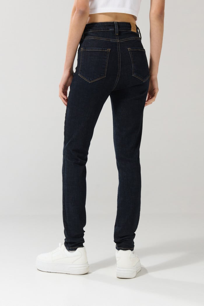 Jean súper tiro alto jegging azul intenso con fit ceñido