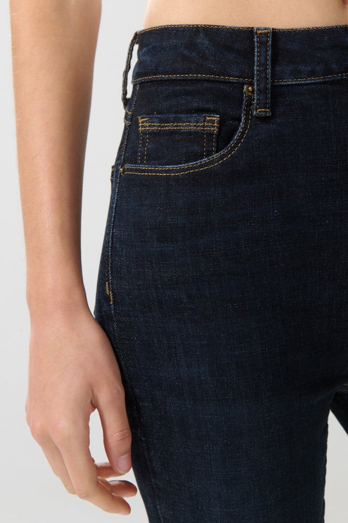 Jean súper tiro alto jegging azul intenso con fit ceñido