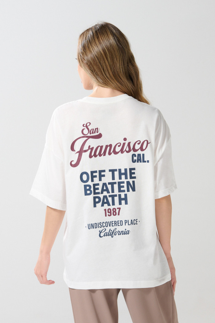 Camiseta crema oversize college con manga corta