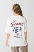 Camiseta crema oversize college con manga corta