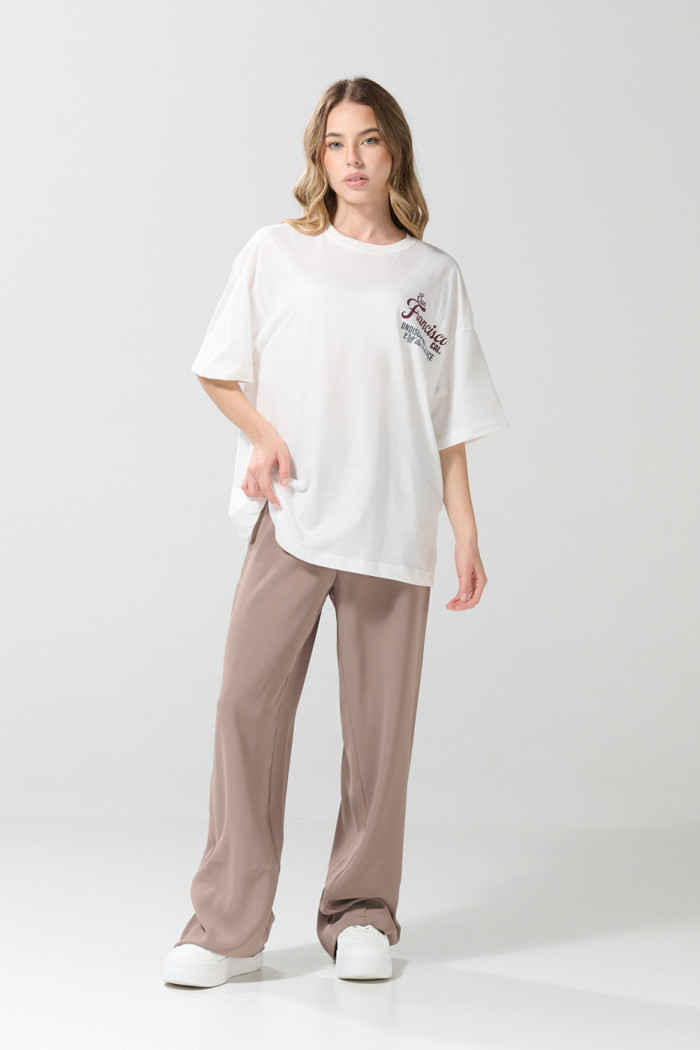 Camiseta crema oversize college con manga corta