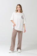 Camiseta crema oversize college con manga corta