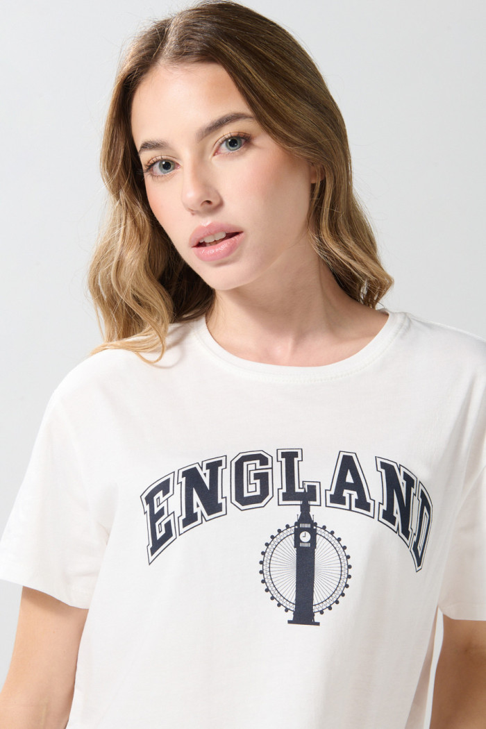Camiseta crop top crema college con manga corta