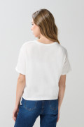 Camiseta crop top crema college con manga corta