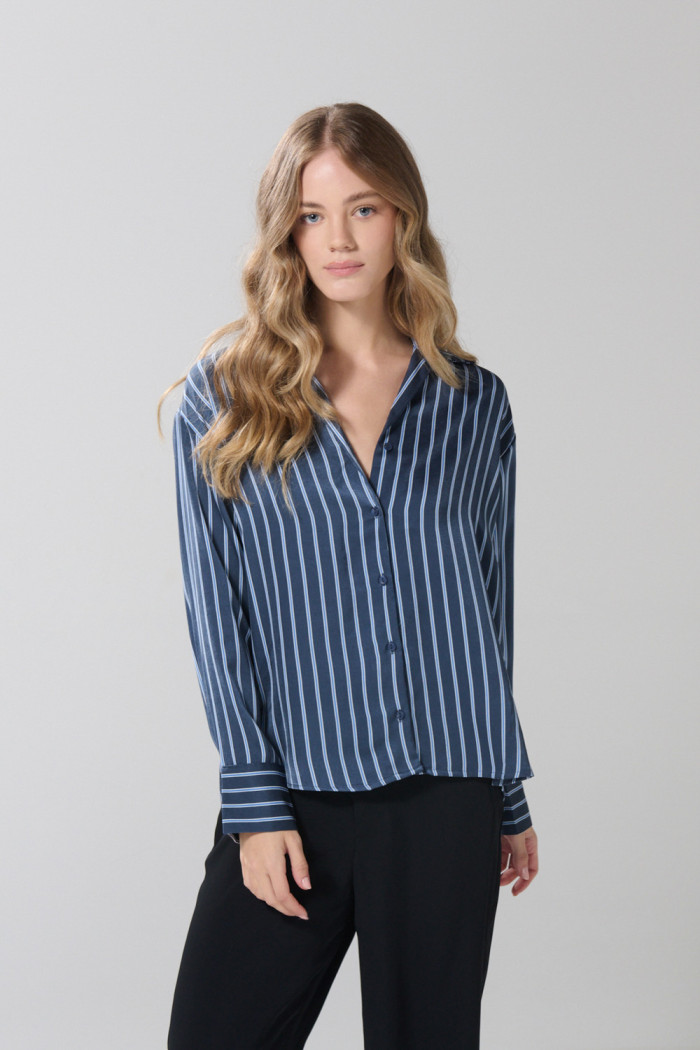 Blusa en satín a rayas unicolor con manga larga