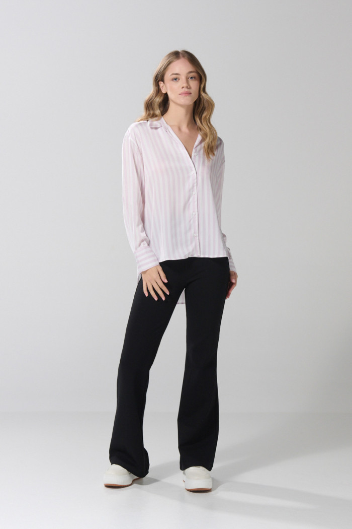 Blusa en satín a rayas unicolor con manga larga