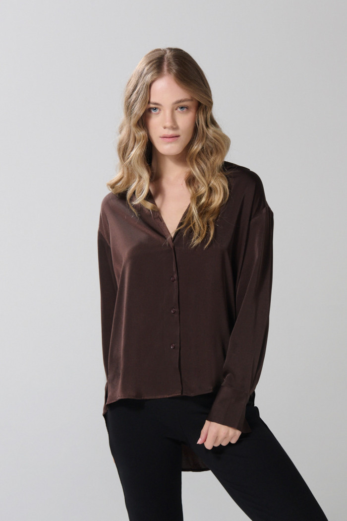 Blusa en satín unicolor con manga larga y botones