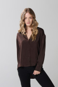 Blusa en satín unicolor con manga larga y botones