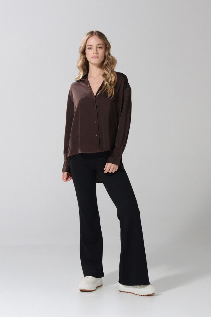 Blusa en satín unicolor con manga larga y botones