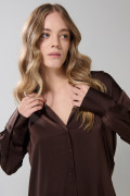 Blusa en satín unicolor con manga larga y botones