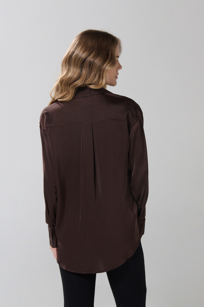 Blusa en satín unicolor con manga larga y botones