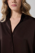 Blusa en satín unicolor con manga larga y botones