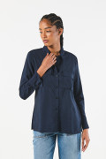 Blusa manga larga unicolor con doble bolsillo en frente