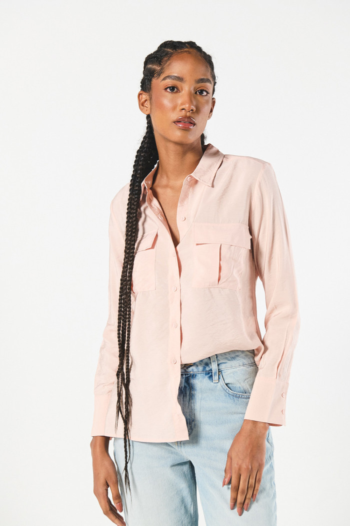 Blusa manga larga unicolor con doble bolsillo en frente