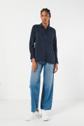 Blusa manga larga unicolor con doble bolsillo en frente