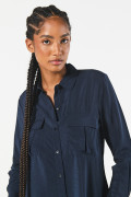 Blusa manga larga unicolor con doble bolsillo en frente
