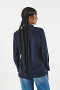 Blusa manga larga unicolor con doble bolsillo en frente