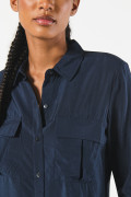 Blusa manga larga unicolor con doble bolsillo en frente