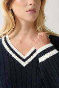 Suéter azul intenso tejido con cuello V y trenzas
