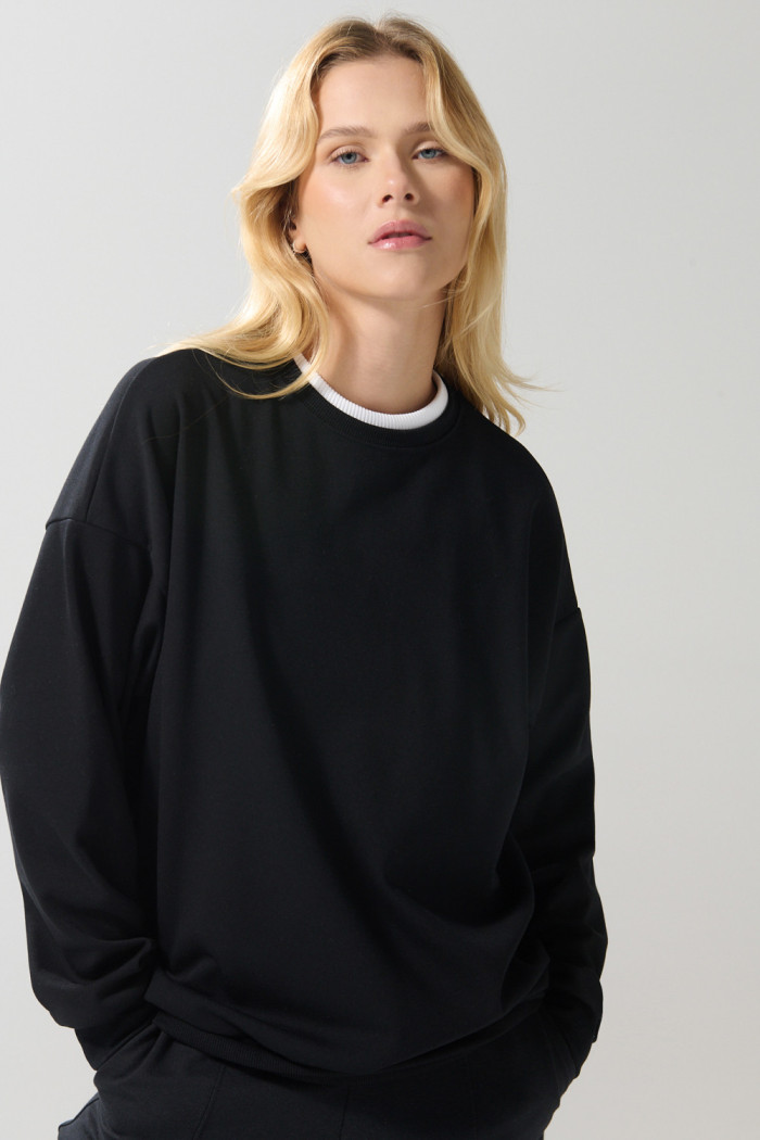Buzo oversize cuello redondo unicolor con manga larga