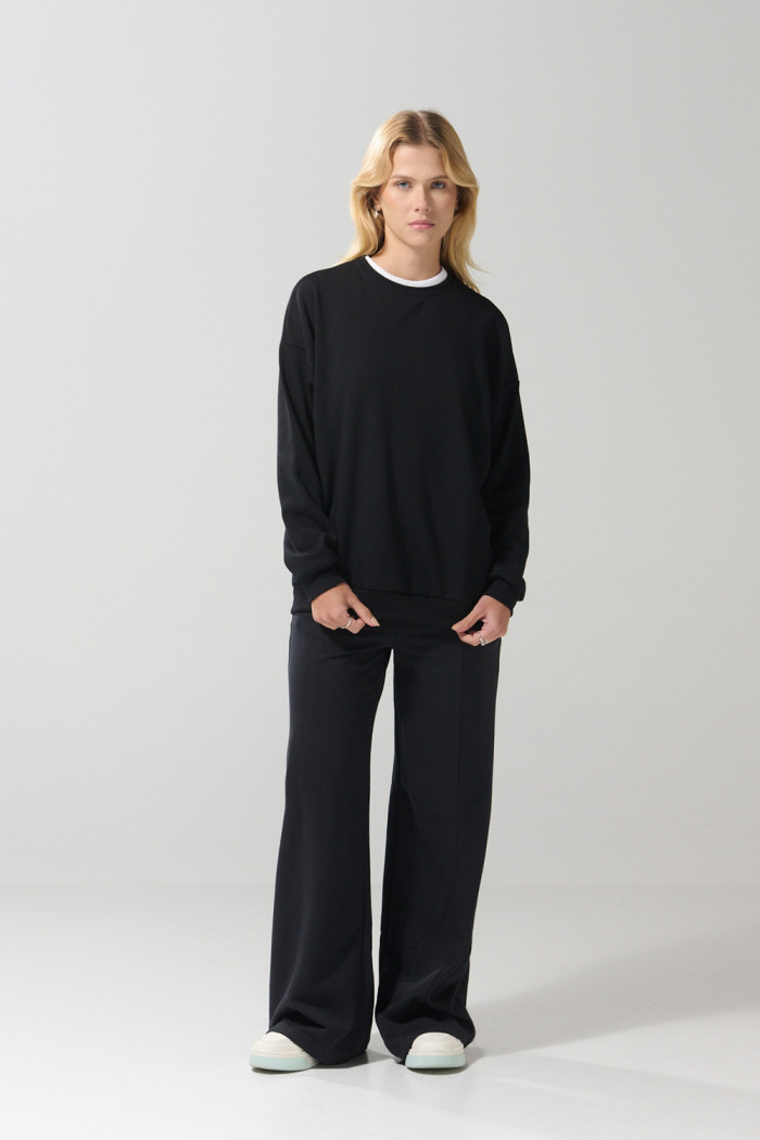 Buzo oversize cuello redondo unicolor con manga larga
