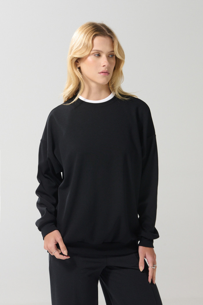 Buzo oversize cuello redondo unicolor con manga larga
