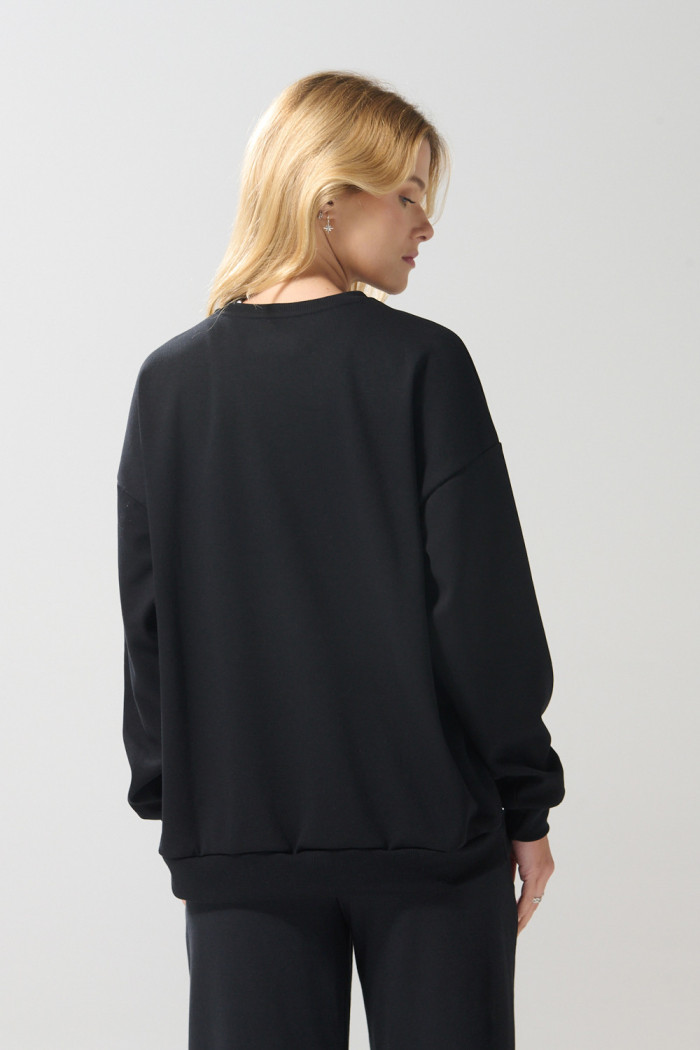 Buzo oversize cuello redondo unicolor con manga larga