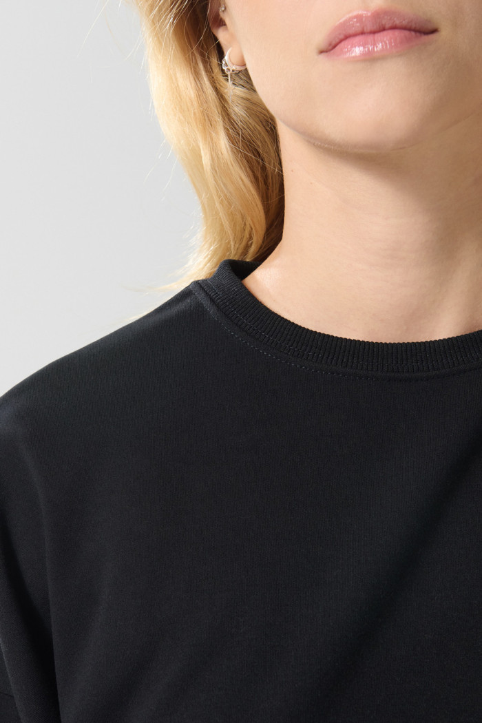 Buzo oversize cuello redondo unicolor con manga larga