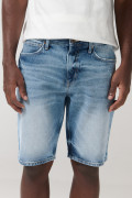 Bermuda en jean azul clara tipo slim con rotos y tiro bajo