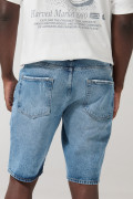 Bermuda en jean azul clara tipo slim con rotos y tiro bajo