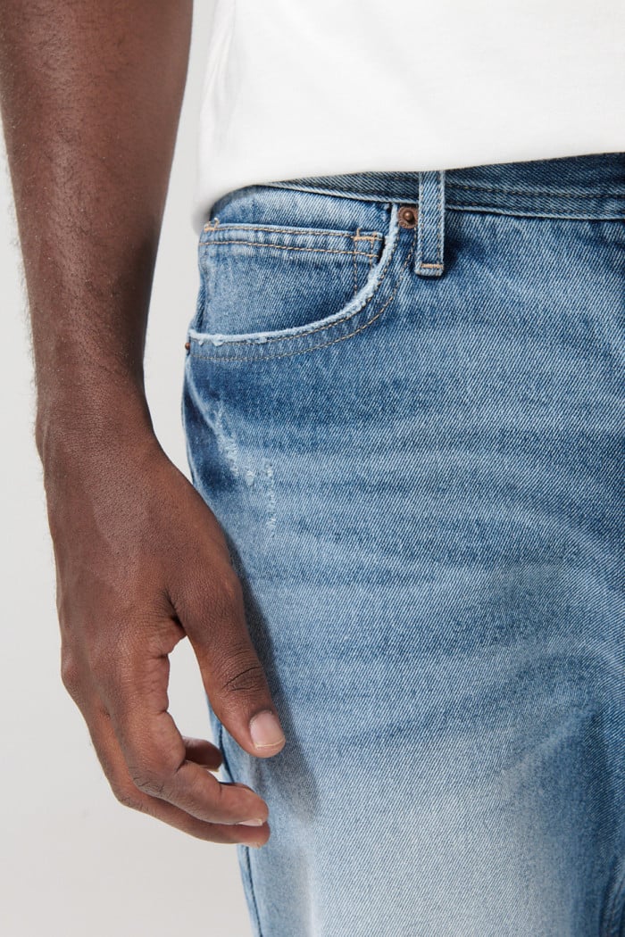 Bermuda en jean azul clara tipo slim con rotos y tiro bajo