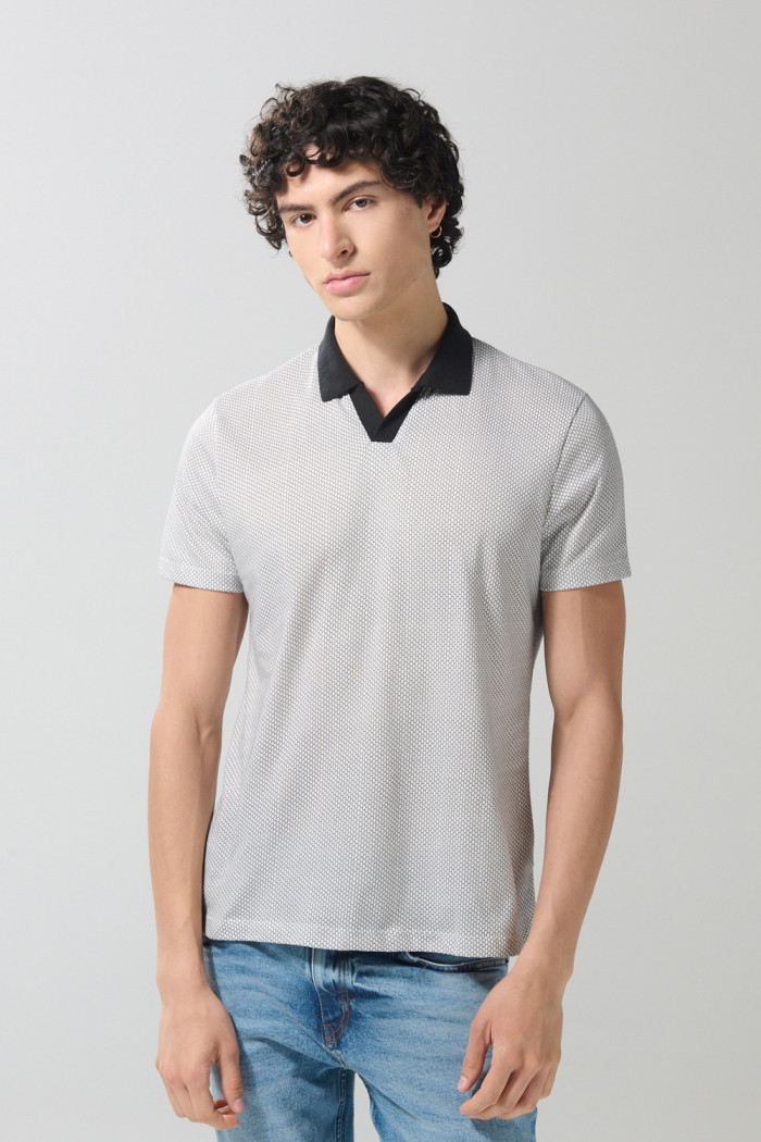 Camiseta polo crema clara estampada con cuello V