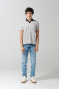 Camiseta polo crema clara estampada con cuello V
