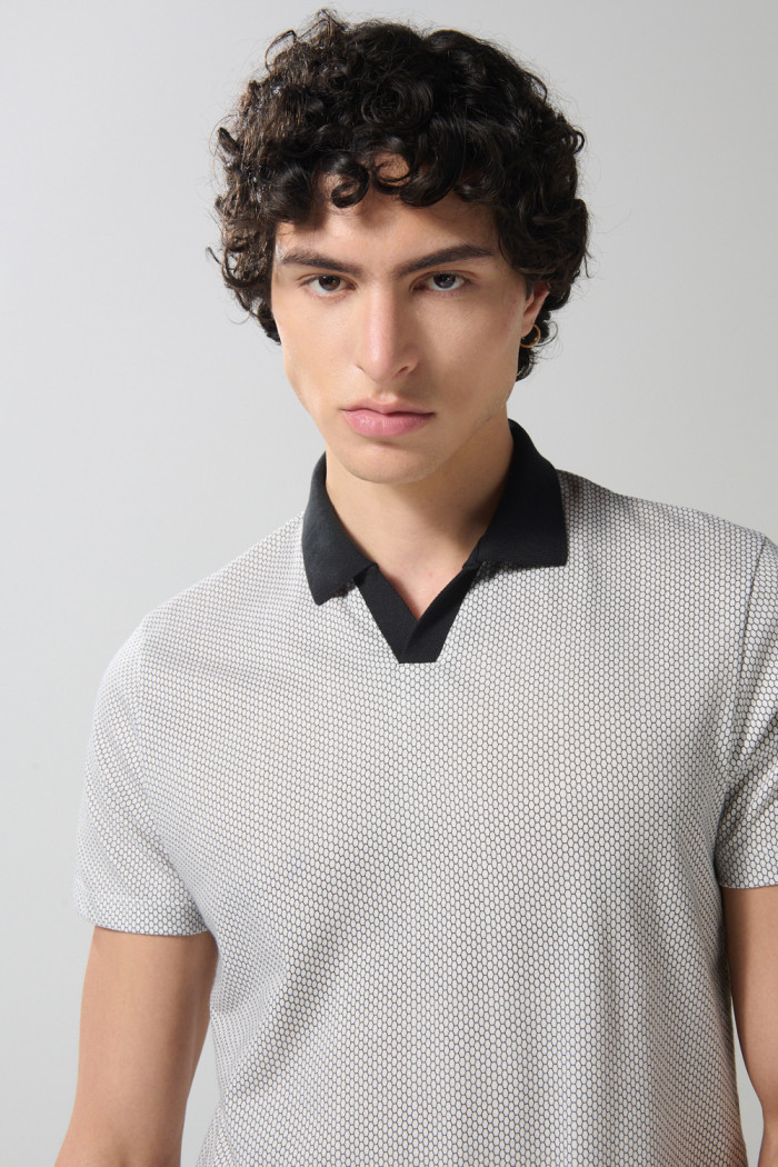 Camiseta polo crema clara estampada con cuello V