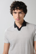 Camiseta polo crema clara estampada con cuello V